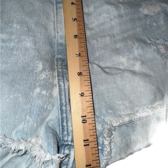 Y2k‎ Abercrombie and Fitch Light stone wash 2inch inseam size 6 raw hem - Picture 5 of 7